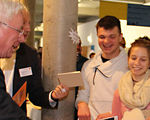 Erzbischof Franz Lackner warb beim Stand der Kirchlichen Pädagogischen Hochschule für das Theologiestudium. / Erzdiözese Salzburg