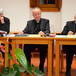 Vom 9. bis 11. November 2015 sind die Österreichischen Bischöfe im Stift Michaelbeuern zu ihrer Herbstversammlung zusammengekommen. v.l.: EB Franz Lackner, Kardinal Christoph Schönborn, Bischof Klaus Küng