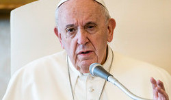 Papst Franziskus spricht aufgrund des Coronavirus während der Generalaudienz in eine Kamera am 18. März 2020 im Vatikan.