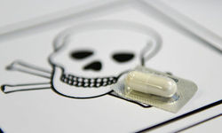 Tablette vor einem Totenkopfsymbol