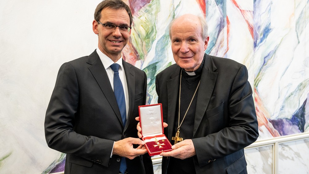 Vorarlberg: Goldenes Ehrenzeichen für Schönborn / ALEXANDRA_SERRA_FOTO_SERRB_BREGENZ_OESTERREICH, AIEXANDRA_SERRA_BREGENZ Auszeichnung Kardinal Politik