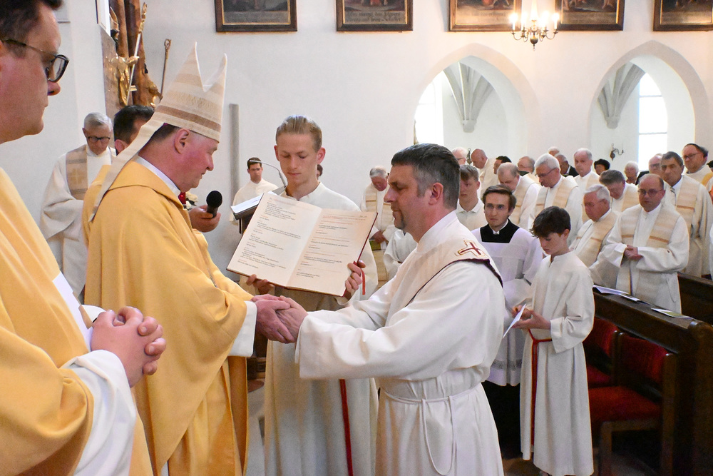 Stift Schlägl: Bischof Scheuer weihte Kirchenmusiker zum Priester / Georg Radlmair Stift Schlägl: Bischof Scheuer weihte Kirchenmusiker zum Priester