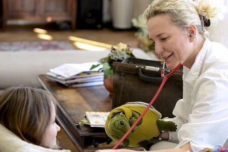 Ärztin mit Patientin im Kinderhospiz