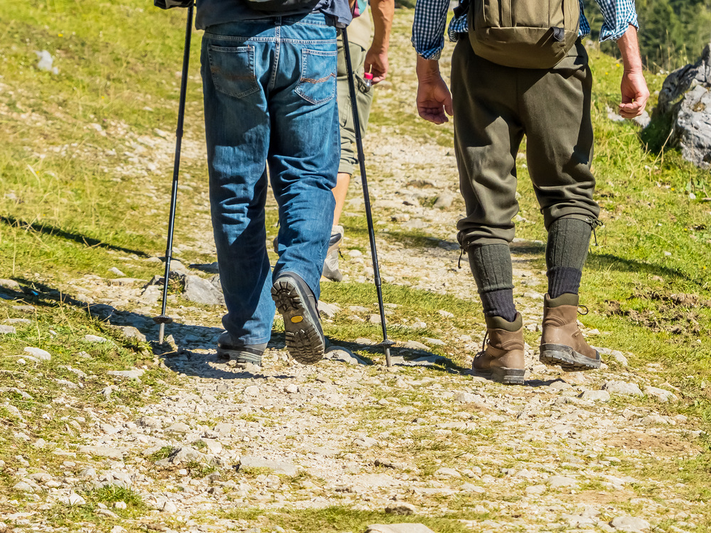 Beim Wandern / Erwin Wodicka - wodicka@aon.at, Erwin Wodicka F??e mit Begrschuhen von Menschen beim Wandern. Gute Ausr?stung ist wichtig