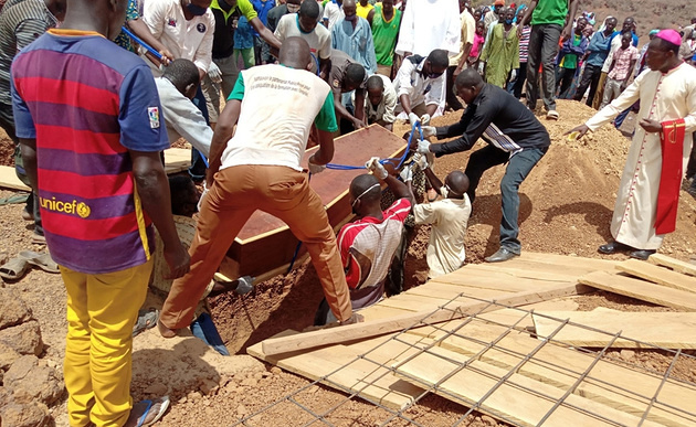 Beisetzung von Opfern des Anschlags auf die Kirche in Dablo im Mai 2019 / Copyright: Aid to the Church in Need