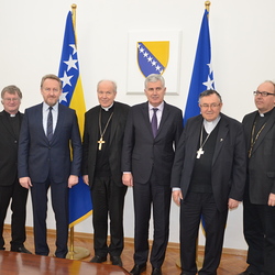 Bischofskonferenz besucht Präsidentschaft von Bosnien-Herzegowina: In der Mitte: S.E. Bakir Izetbegovic, Kardinal Christoph Schönborn, S.E Dragan Covic