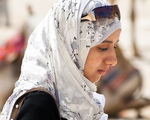 Eine junge muslimische Frau mit Handy