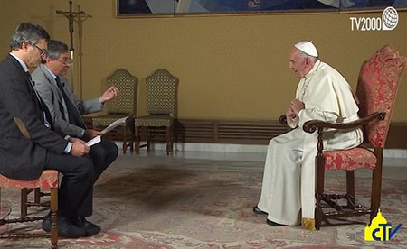 Papst Franziskus beim TV-Interview / tv2000.it