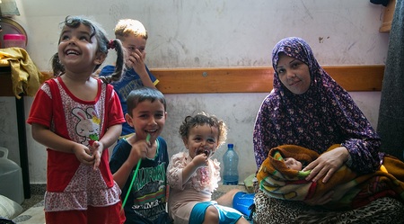 Die kleine Bisan wurde am ersten Kriegstag in einer UNRWA-Schule in Gaza geboren, in die sich die Familie in Sicherheit vor den Luftangriffen gebracht hat. Die Großfamilie lebt mit 45 Personen in einem Klassenzimmer der Schule.