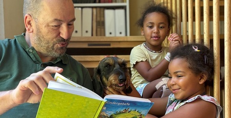Großvater liest Kindern vor