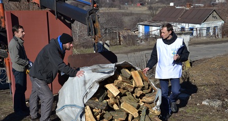 Ukraine - Hnutovo, Caritas-Holzlieferung
