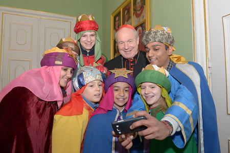 Sternsinger aus der Pfr. Nu?dorf / Wien XIX, besuchen Kardinal Christoph Sch?nborn, zum Abscheid gab's noch ein Selfie