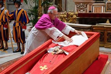 Sarg des Papstes nach drei Tagen Aufbahrung verschlossen