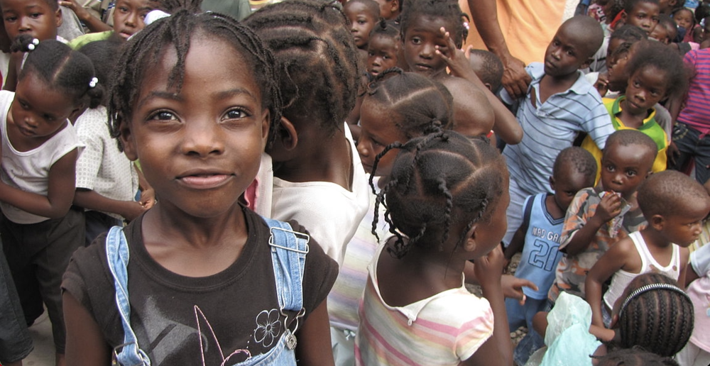 2 Kinder in Haiti: Bildung und Essen gibt es in den Don Bosco-Einrichtungen / @ SDB