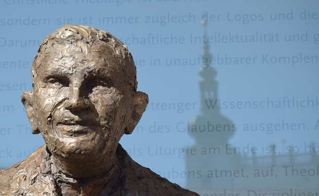 In aktueller 'Communio'-Ausgabe gratulieren u.a. Kardinal Schönborn, Charles Taylor, Sibylle Lewitscharoff, P. Federico Lombardi und Wolfgang Schüssel dem emeritierten Papst zum 90er