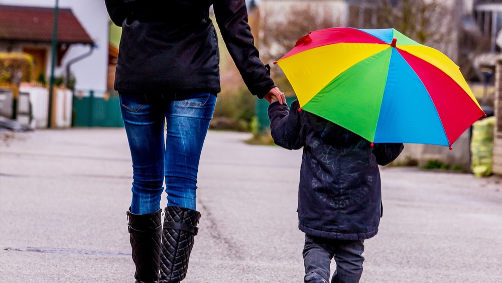 Mutter und Kind mit Regenschirm / Erwin Wodicka - wodicka@aon.at, Erwin Wodicka Mutter und Kind mit Regenschirm, Symbol für Solidarität, Hilfe, Hilfspaket, Rettungsschirm