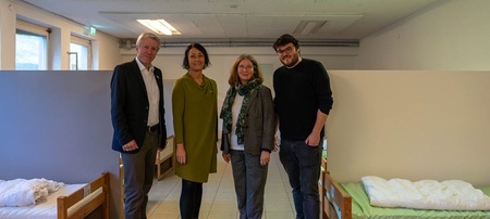 Thomas Ferk, Vizedirektor Caritas Steiermark; Martina Schröck, Obfrau der VinziWerke Österreich; Elke Kahr, Bürgermeisterin Stadt Graz; Jakob Url (Winternotschlafstelle Caritas Steiermark)