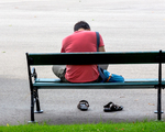 Mann sitzt auf einer Bank / Erwin Wodicka - wodicka@aon.at, Erwin Wodicka Mann sitzt auf einer Bank, Symbol für Einsamkeit, Depression, Krise