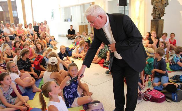 Erzbischof Lackner bei Fragestunde mit Kindern / Erzdiözese Salzburg