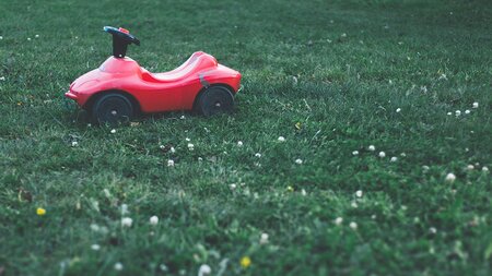 Verlassenes Kinderauto 