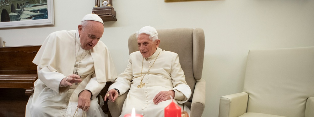 Papst Franziskus und der emeritierte Papst Benedikt XVI. / Copyright 2018, KNA GmbH, www.kna.de, All Rights Reserved, Vatican Media Papst Franziskus und der emeritierte Papst Benedikt XVI. (r.) am 21. Dezember 2018 im Vatikan.