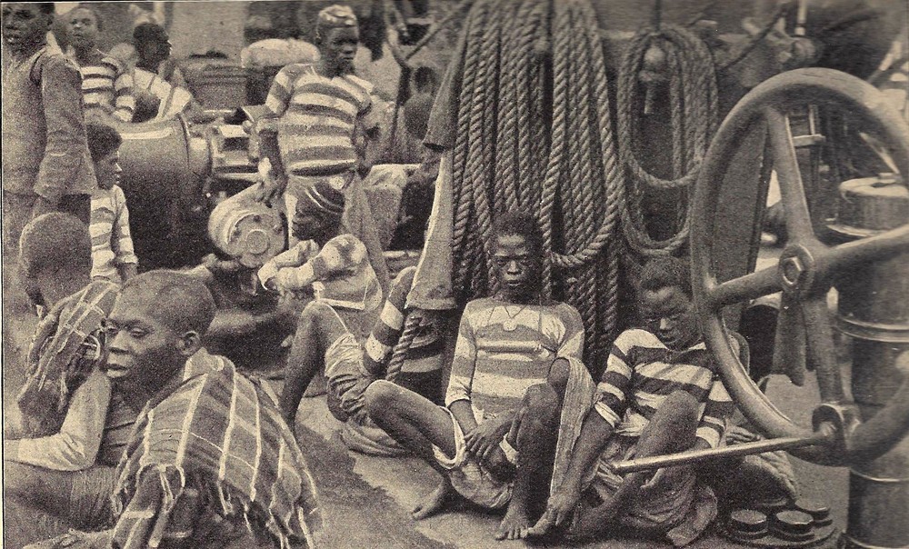 Auf Deck eines Sklavendampfers im Kongogebiet, um 1900 / Unknown authorUnknown author, Public domain, via Wikimedia Commons