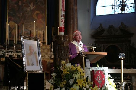 Lackner: Aufruf zum Gebet für Papst, Kirche, Frieden und Konklave