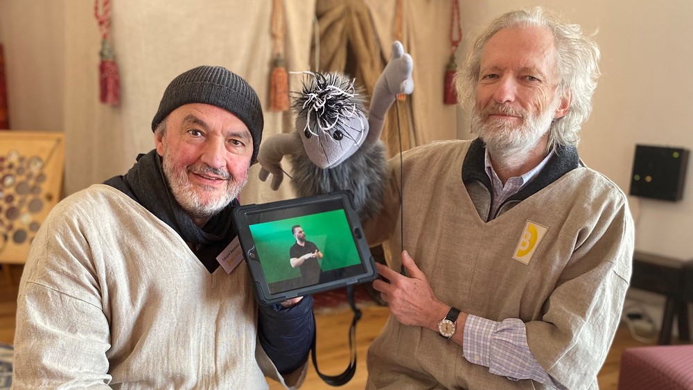 Direktor Eduard Baumann (l.) und Pfarrer Heinrich Wagner, Leiter des Bibelreferats der Erzdiözese / eds/Hölzl Bibelwelt Salzburg feiert Zehn-Jahr-Jubiläum