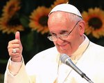 Papst hebt den Daumen / © 2014 KNA, www.kna-bild.de - Nutzungsrechte vorbehalten., © Pool New / Reuters Papst Franziskus streckt den Daumen aus - das Zeichen für 'Alles Ok', bei einem Treffen mit asiatischen Jugendlichen am Solmoe Heiligtum in Dagjin am 15. August 2014. REUTERS/Ahn Young-joon/Pool (SOUTH KOREA - Tags: RELIGION PROFILE POLITICS SOCIETY