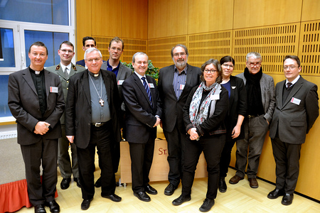 v.l.: ÖBK-Generalsekretär Peter Schipka, Stefan Gugerel (Militärordinariat), Militärbischof Werner Freistetter, Oliver Henhapel (Leiter des Kultusamtes), Renee Schröder (Biochemikerin), Astrid Mattes (Universität Wien), Anton Pelinka (Politologe), Bu
