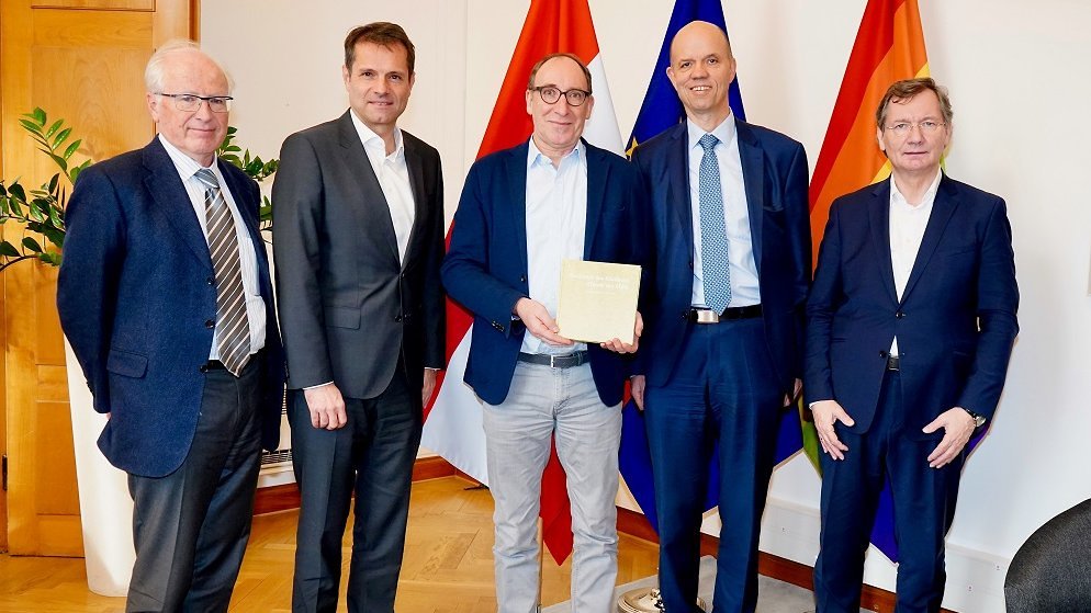 Vertreter von Österreichs Ordensspitälern bei Gesundheitsminister Johannes Rauch (Mitte) / Österreichische Ordenskonferenz