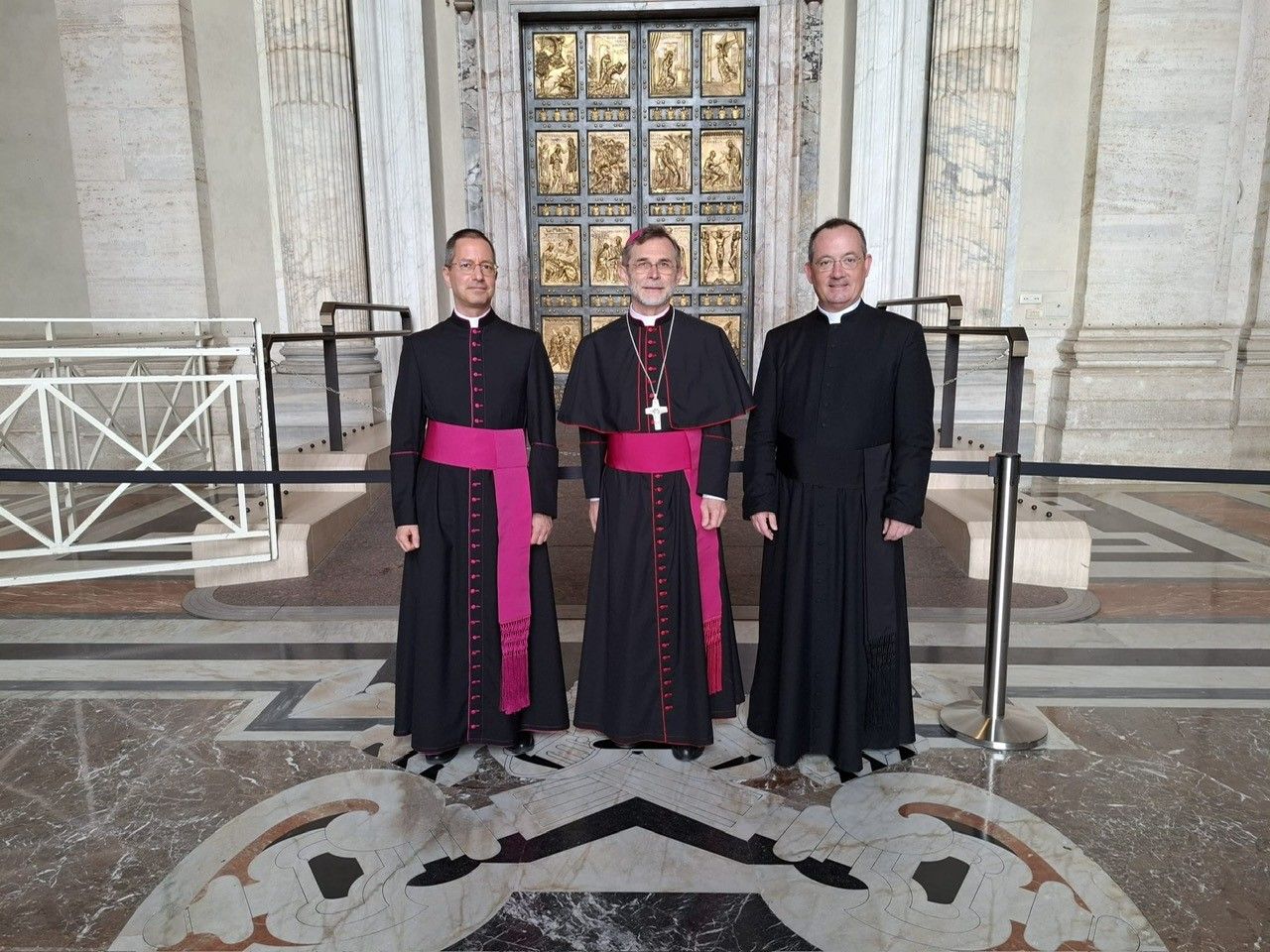 v.l.n.r.: Johannes Fürnkranz (Amtsleiter im Dikasterium für die Glaubenslehre), Erzbischof Josef Grünwidl, Michael Max (Rektor der Anima in Rom) 