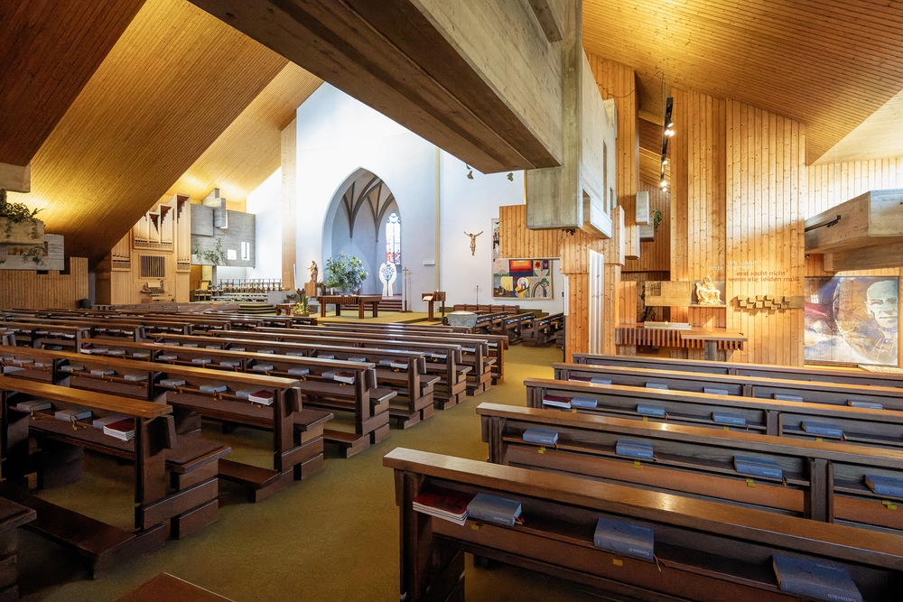 Katholischer Gottesdienst / Andreas Haller Katholischer Gottesdienst - Pfingsten feiern, den Glauben bekennen - Die Gemeinde feiert mit Bischof Benno Elbs. Was bedeutet Mut? Darum geht es im Gottesdienst am Geburtsort des Seligen Carl Lampert, der 1944 sein Leben für seinen Glauben ließ. Der