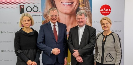 v.l.: Barbara Lanzerstorfer-Holzner, TelefonSeelsorge O?; Landeshauptmann Thomas Stelzer; Bischof Manfred Scheuer und Silvia Breitwieser, Leiterin der TelefonSeelsorge O?.