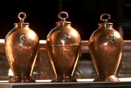 Eisenstadt: Grabesritter bringen Olivenöl aus Israel für Chrisammesse