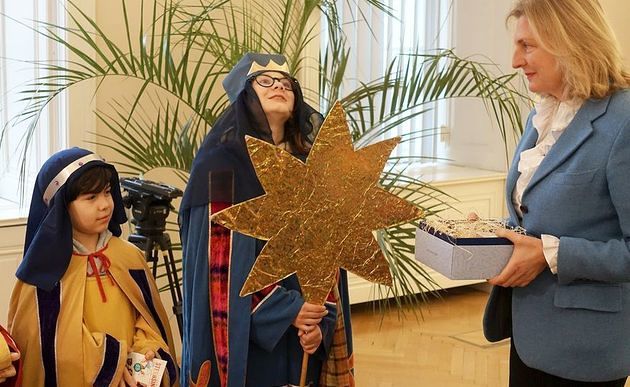 Sternsinger bei Außenministerin Kneissl / Dreikönigsaktion