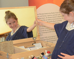 Alina (11 Jahre) mit umgebundenem Babybauch; Ausstellung 'LebenErleben' der aktion leben / Schwangerschaft für Kinder aufbereitet