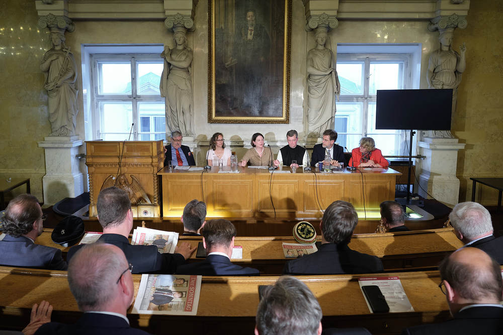 am Podium v.l.: Gerhard Hartmann, Barbara Lang, Sophie Lauringer, P. Johannes Paul Chavanne, Andreas Zakostelsky, Waltrad Klasnic / AKV/Stephan Schönlaub am Podium v.l.: Gerhard Hartmann, Barbara Lang, Sophie Lauringer, P. Johannes Paul Chavanne, Andreas Zakostelsky, Waltraud Klasnic