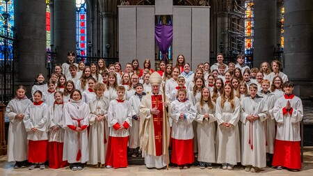 Gruppenfoto mit den Ministrant:innen; Ölweihmesse mit 70 jugendlichen Ministrant:innen