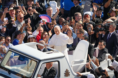 Papst Leo XIV. grüßt am 18. Mai 2025 die Menschen, während er mit dem Papamobil über den Petersplatz im Vatikan fährt, vor der feierlichen Messe zur offiziellen Einführung in sein Amt.
