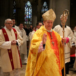 Bischof em. Dr Ludwig Schwarz SDB segnete die anwesende Feiergemeinde beim Einzug in den Mariendom Linz