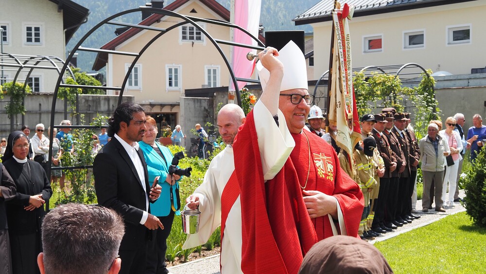 Bischof Glettler segnete neu eröffneten Klostergarten in Reutte in Tirol / Robert Pacher Tirol: Klostergarten in Reutte mit interreligiöser Feier eröffnet