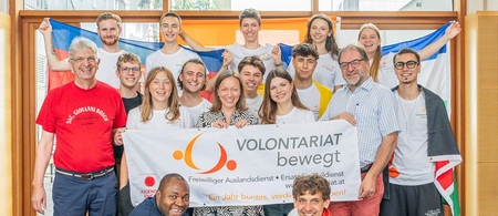 Jungendliche bei Vorbereitung für Freiwilligeneinsatz im Ausland