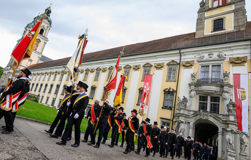 Feuerwehrleute und Rauchfangkehrer am oö. Landesfeiertag / Stift St. Florian Floriani-Feiern: Abt Eckerstorfer appelliert zu Hoffnung trotz Krisen