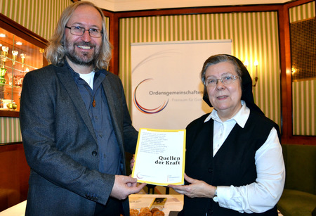 P. Helm und Sr. Mayrhofer bei der Präsentation der Broschüre 'Quellen der Kraft' / Pernsteiner / Kathpress