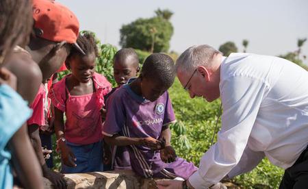 Bischof Freistetter im Senegal / Missio / Peter Goda