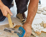 Die Renovierung uind Sanierung eines Badezimmers durch einen Bauarbeiter
