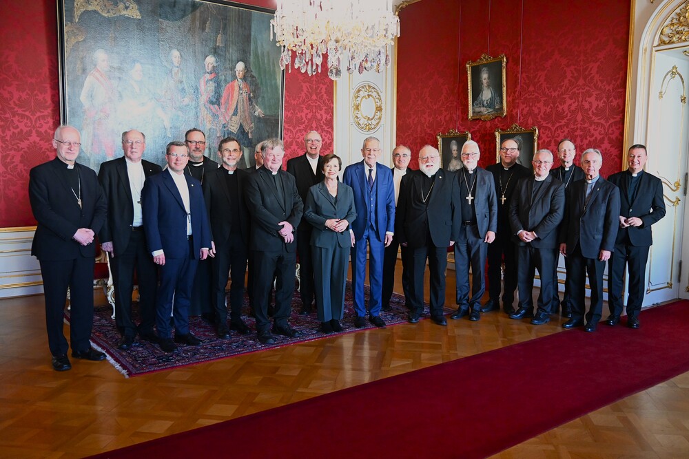 Bundespräsident Alexander Van der Bellen und die Mitglieder der Bischofskonferenz mit Nuntius Pedro Lopez Quintana (4.11.2025) / Kathpress/Paul Wuthe Bundespräsident Alexander Van der Bellen und die Mitglieder der Bischofskonferenz mit Nuntius Pedro Lopez Quintana (4.11.2025)