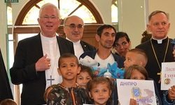 Lemberg: Erzbischof Lackner und Bischof Krautwaschl im Flüchtlingszentrum 'Johannes Paul II.'