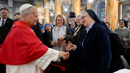 Papst Leo XIV. und Ordensfrau grüßen einander in Heilig-Geist-Kathedrale in Istanbul
